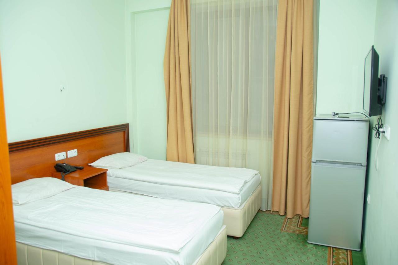 Olympavan Hotel Jerevan Buitenkant foto