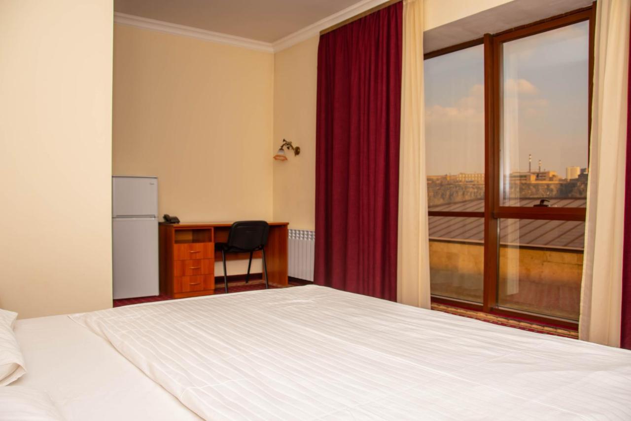 Olympavan Hotel Jerevan Buitenkant foto