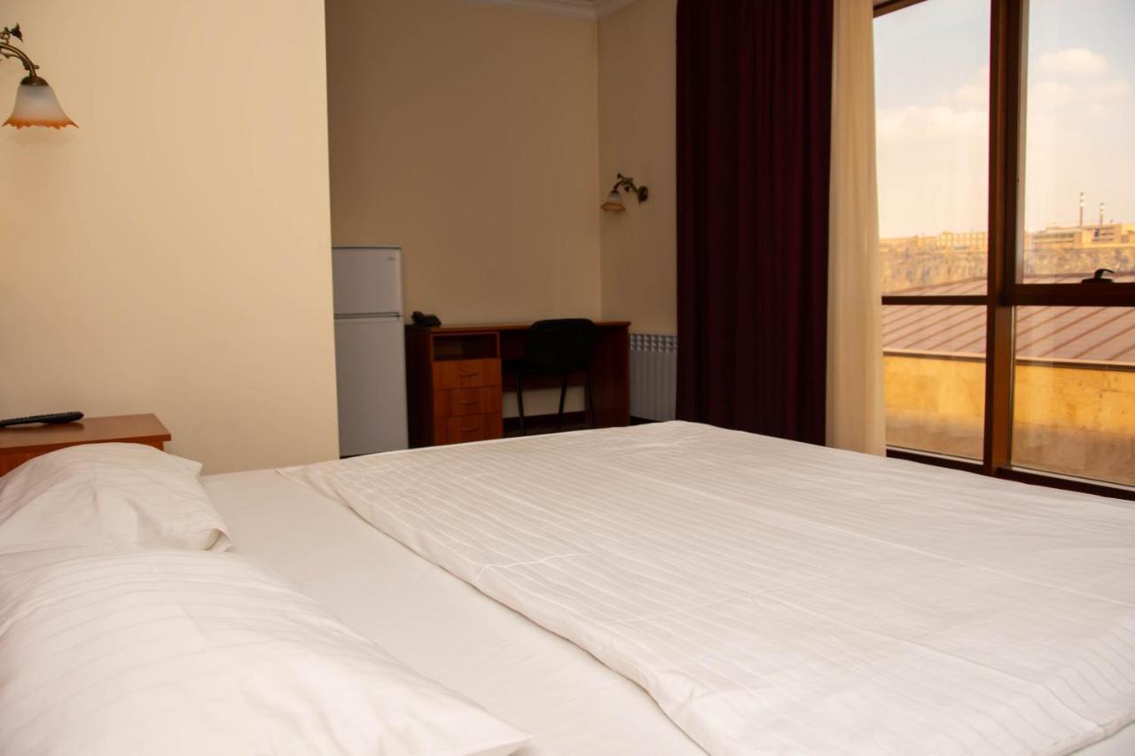 Olympavan Hotel Jerevan Buitenkant foto