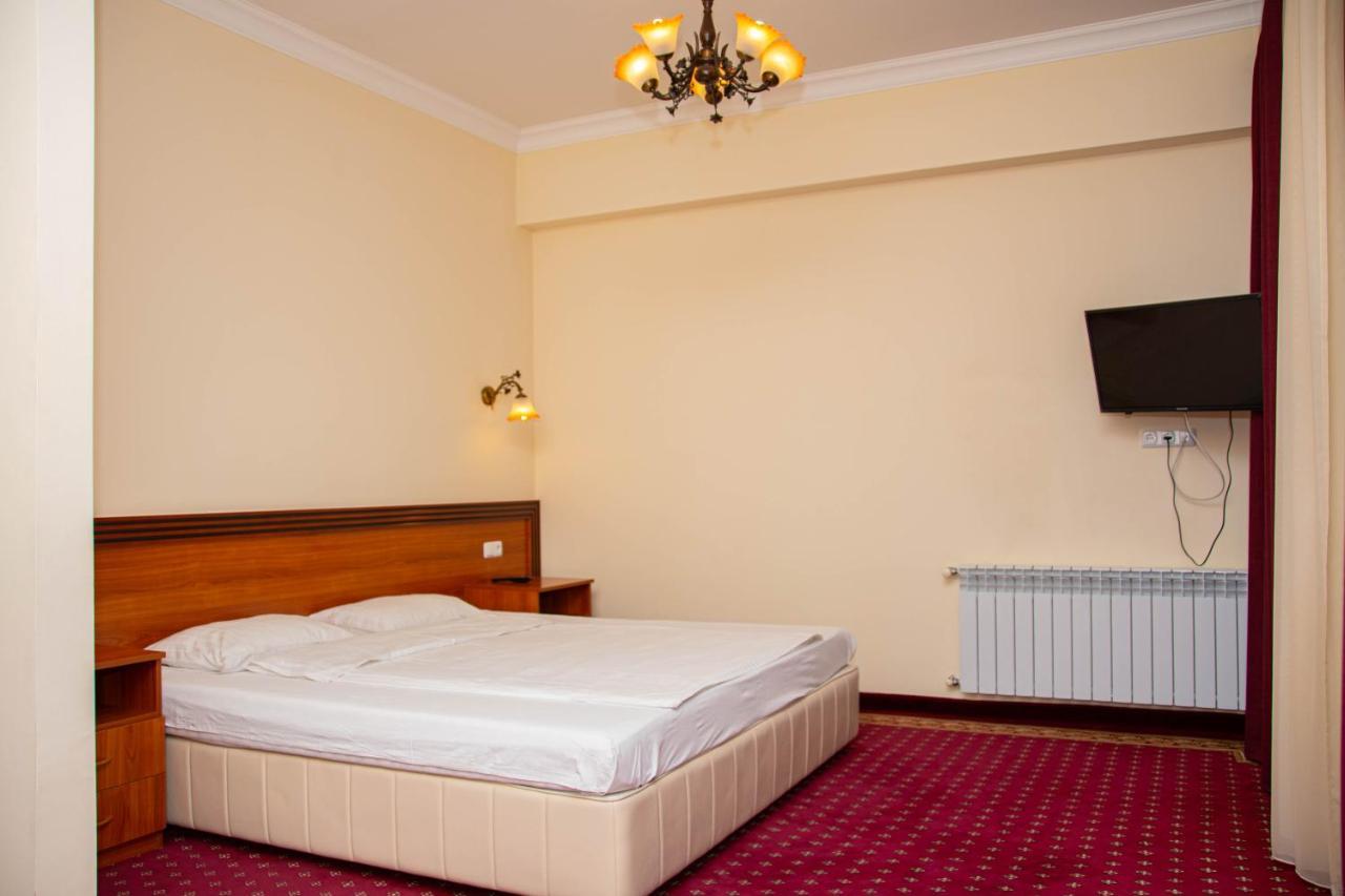 Olympavan Hotel Jerevan Buitenkant foto