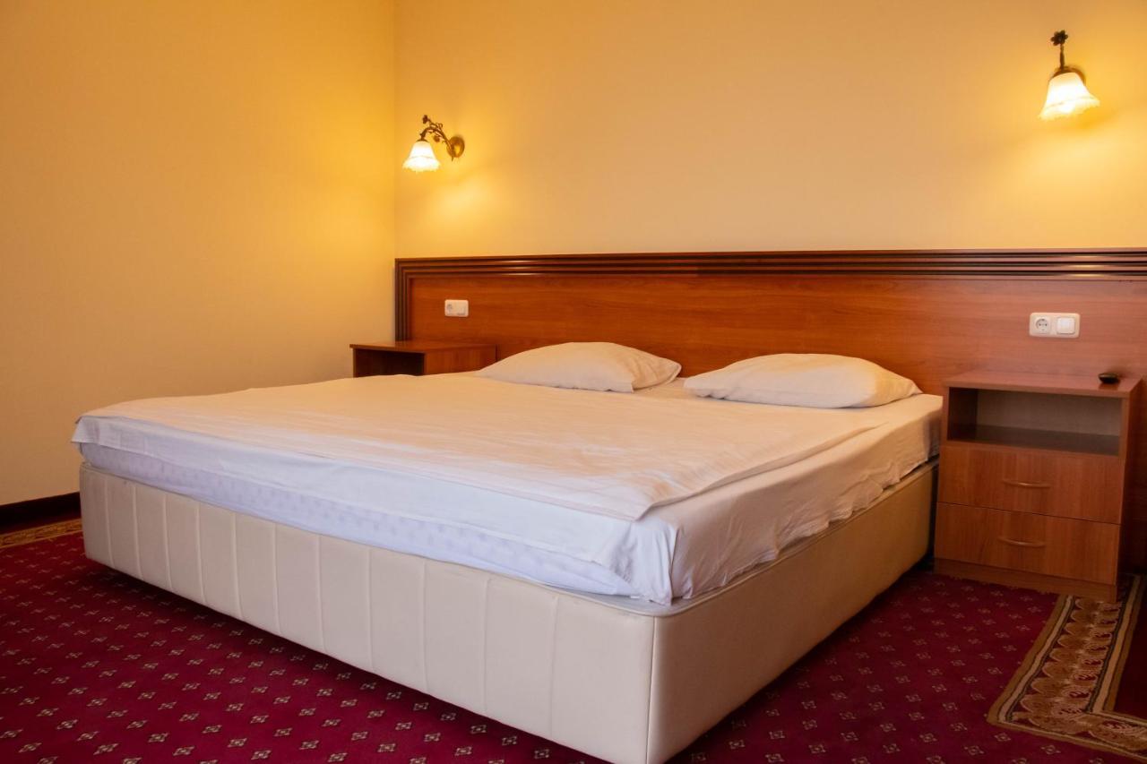Olympavan Hotel Jerevan Buitenkant foto