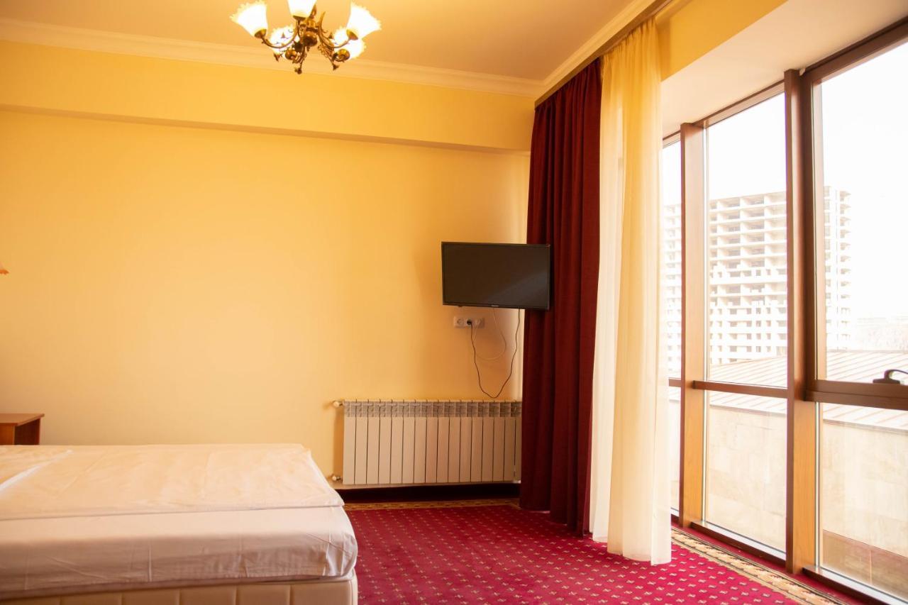 Olympavan Hotel Jerevan Buitenkant foto