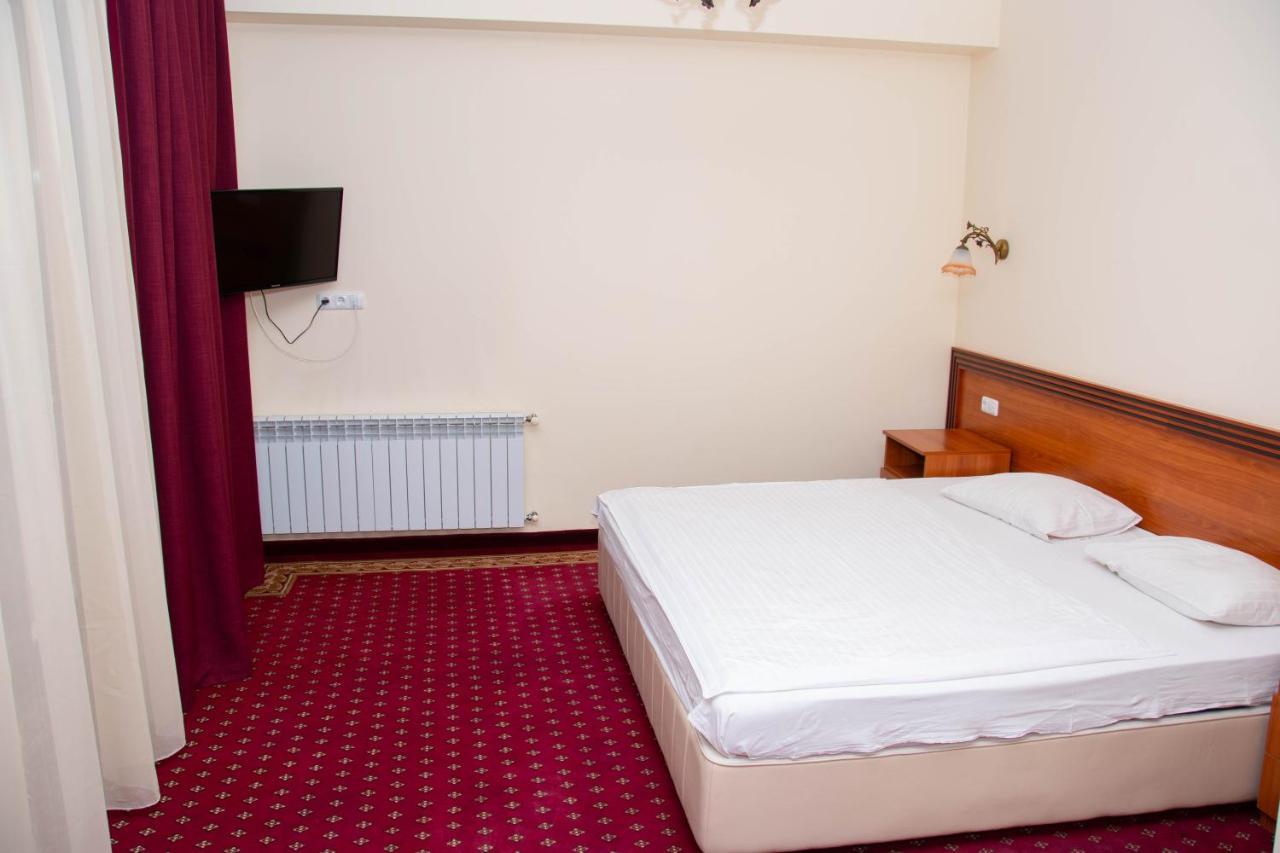 Olympavan Hotel Jerevan Buitenkant foto