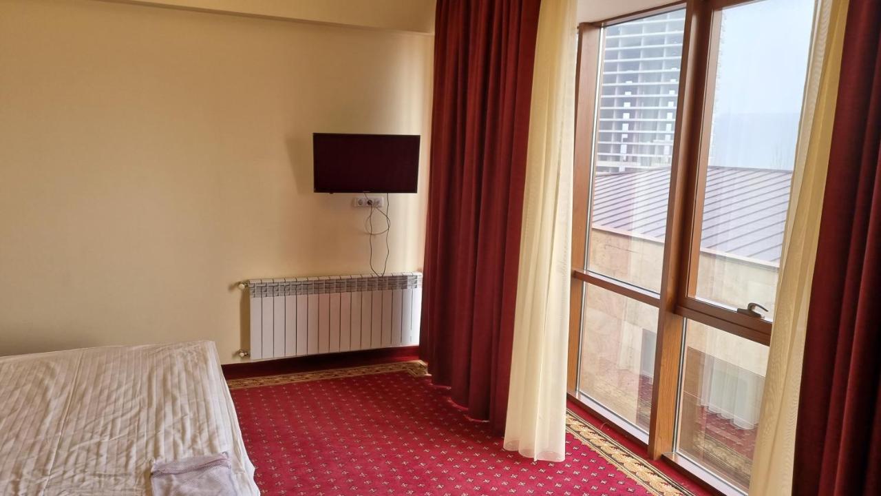 Olympavan Hotel Jerevan Buitenkant foto