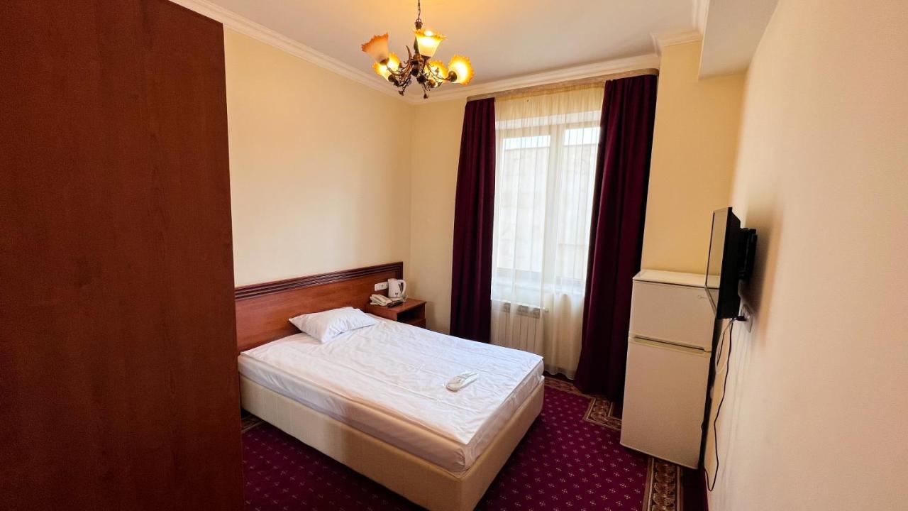 Olympavan Hotel Jerevan Buitenkant foto