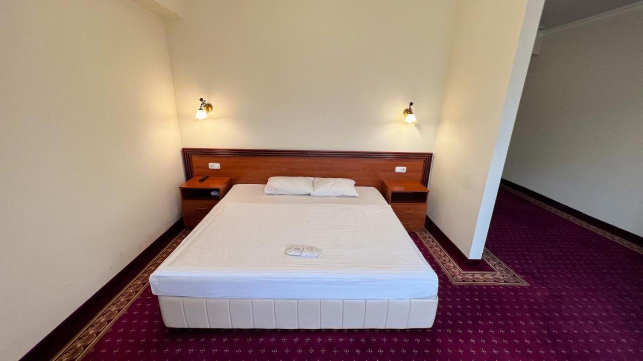 Olympavan Hotel Jerevan Buitenkant foto