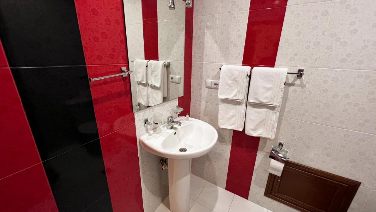 Olympavan Hotel Jerevan Buitenkant foto