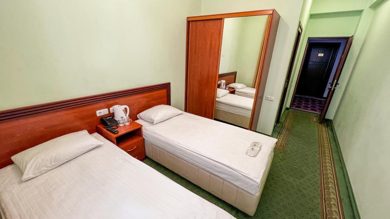 Olympavan Hotel Jerevan Buitenkant foto
