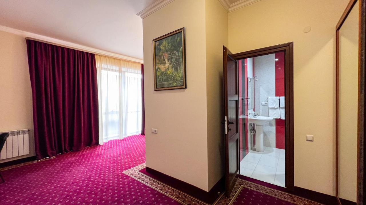 Olympavan Hotel Jerevan Buitenkant foto