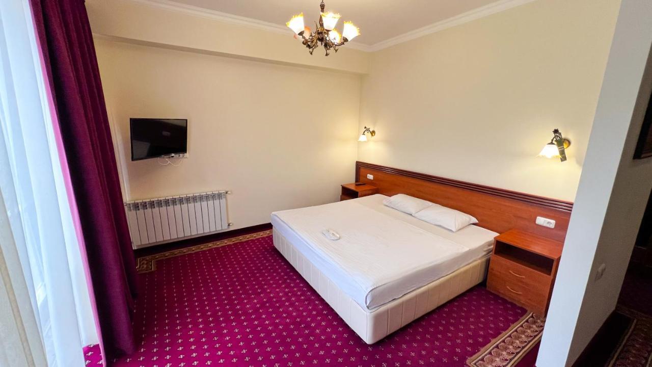 Olympavan Hotel Jerevan Buitenkant foto