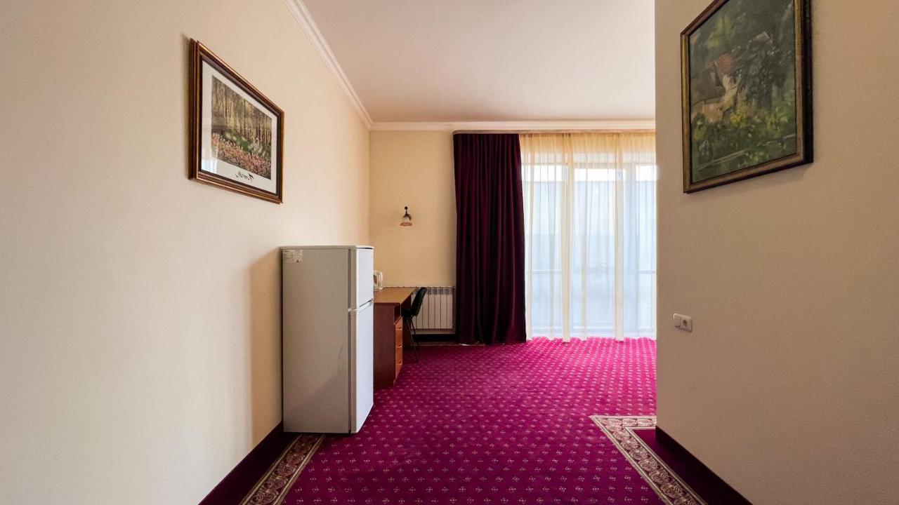 Olympavan Hotel Jerevan Buitenkant foto