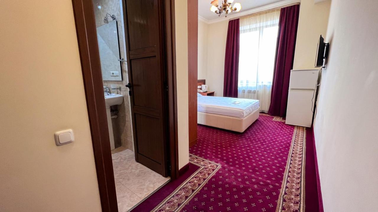 Olympavan Hotel Jerevan Buitenkant foto