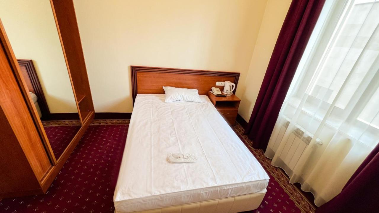 Olympavan Hotel Jerevan Buitenkant foto