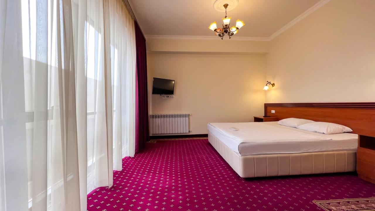 Olympavan Hotel Jerevan Buitenkant foto