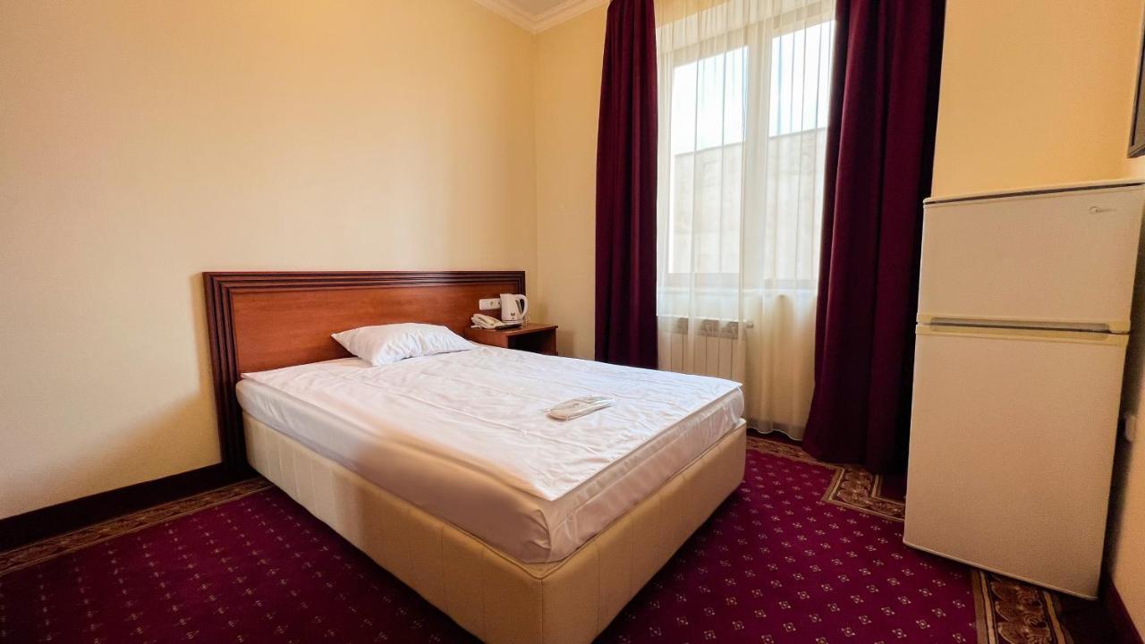 Olympavan Hotel Jerevan Buitenkant foto